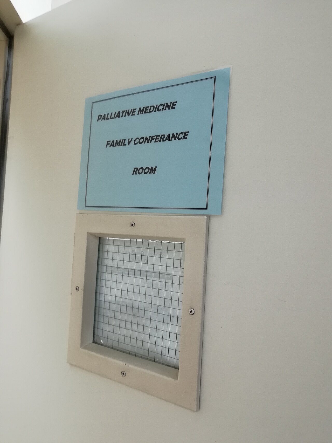 A hospital family conference room used in palliative medicine